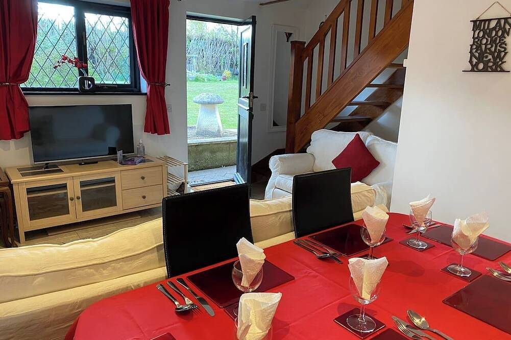 Thatched cottage with hot tub, games room, and garden – ideal for romantic breaks or family escapes in Burley, Hampshire