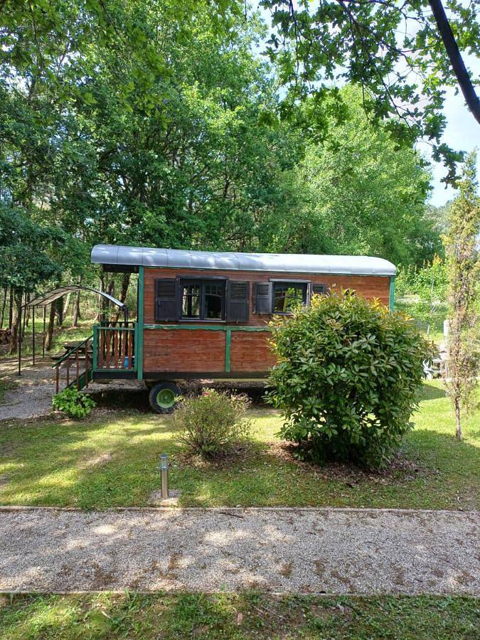 Location de vacances pour 4 personnes, avec Terrasse et Jardin ainsi que Piscine et Vue à Saint-Rémy (Dordogne)