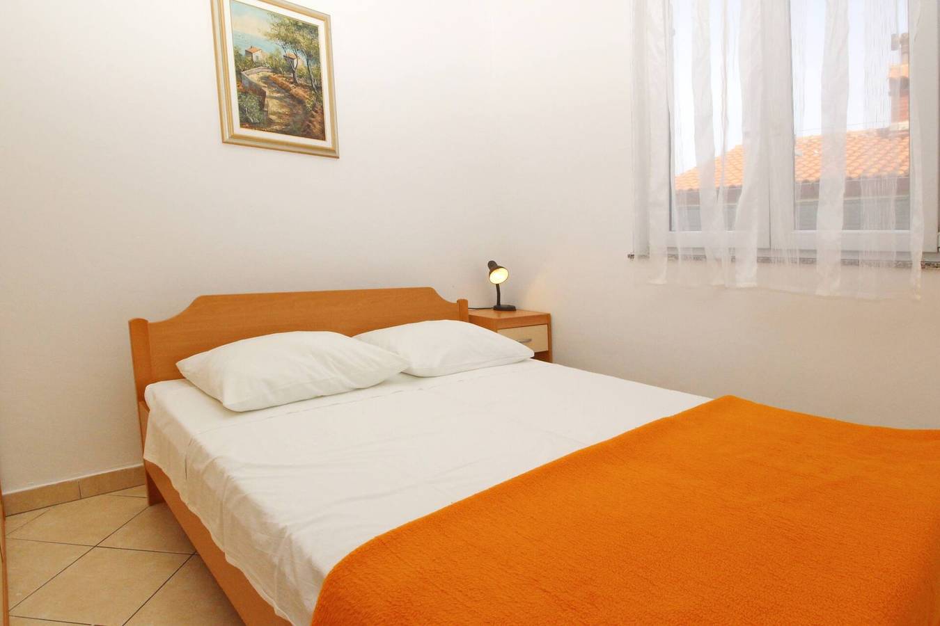 Ganze Wohnung, Apartment Lovincic Nr. 1 – mit Terrasse, 200 m vom Strand entfernt in Zarok, Baska
