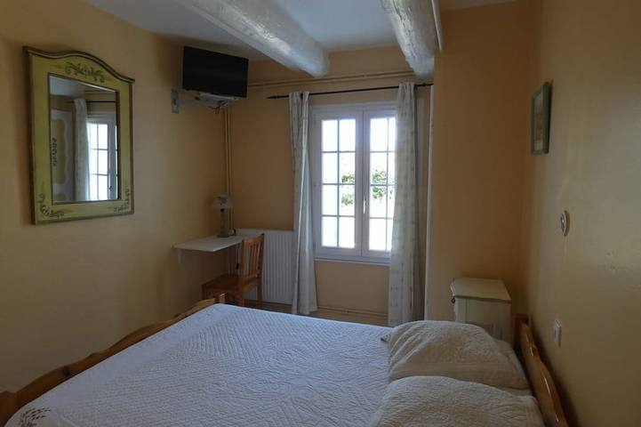 Gîte pour 54 personnes, avec jacuzzi ainsi que terrasse et jardin à Grillon - 4