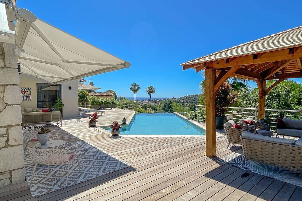 Tres belle villa avec sa piscine à débordement et jacuzzi vue mer in Cagnes-sur-Mer, Région de Cannes