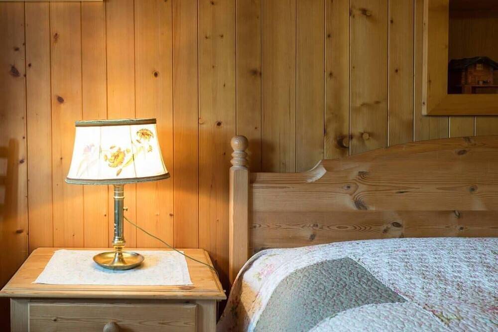 Gstaad Duplex Flat - Magnifique chalet au bord du lac avec étang in Gstaad, Saanen