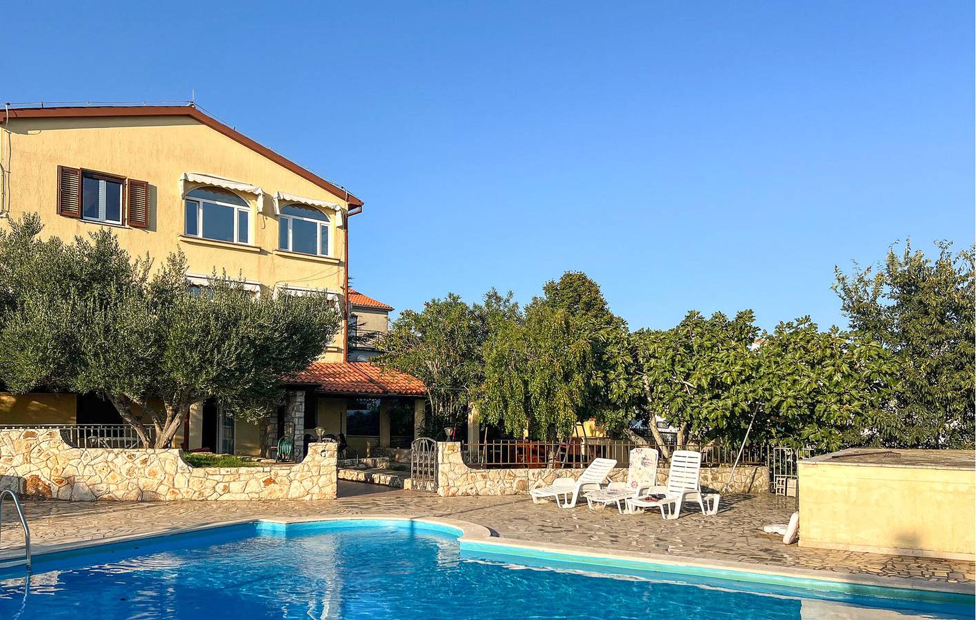 Modernes Apartment mit 2 Schlafzimmern, Meerblick, Pool, Terrasse und WLAN – in der Nähe des FKK-Strandes in Pomer, Südküste Istrien
