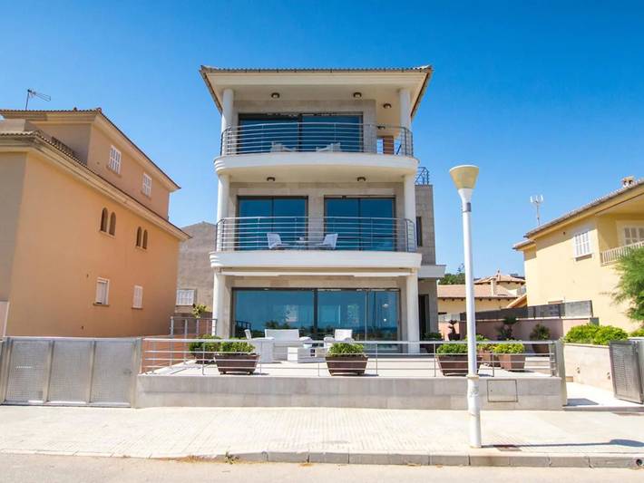 Villa pour 8 personnes, avec balcon et vue sur l’océan ainsi que piscine et jardin à Son Serra de Marina