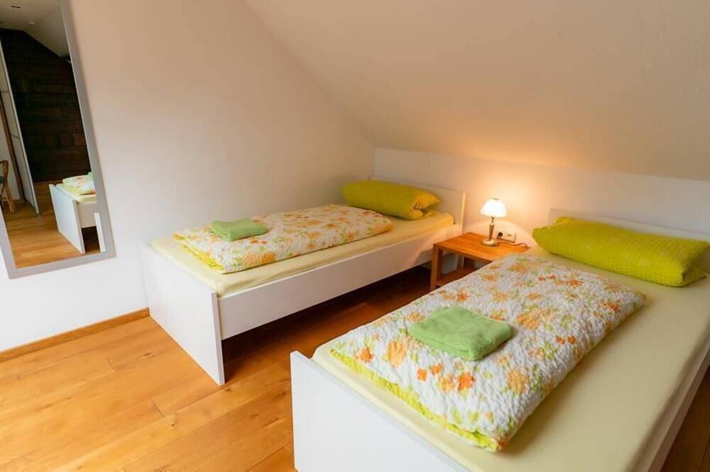 Ganze Wohnung, Friesenwind - Hochwertige Ferienwohnung mit Gartenoase in Utarp, Landkreis Wittmund