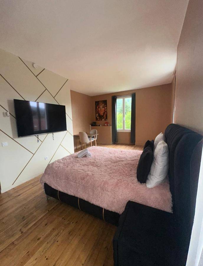 Suite with Hot Tub in Charavines, Région de La Tour-du-Pin