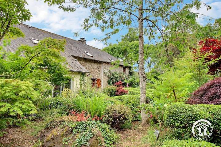 Gîte pour 11 personnes, avec jardin et jacuzzi, animaux acceptés à Mauron - 2