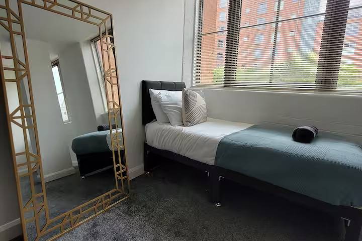 Entire holiday apartment, Stylish 2 Bedroom City Apartment - Free Parking in Leicester, Heart of England