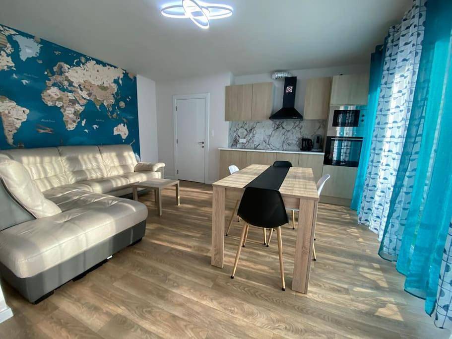 Appartement entier, Four-Bedroom Apartment with Balcony in Épinal, Région d'Épinal