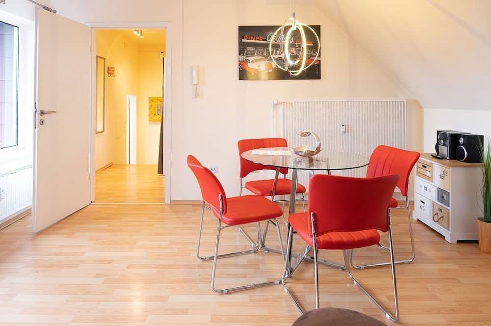 Ganze Wohnung, Großes Apartment (50m²), bis 4 Pers., ruhig, citynah, Süd-Balkon, Parkplätze in Niestetal, Hessisches Bergland