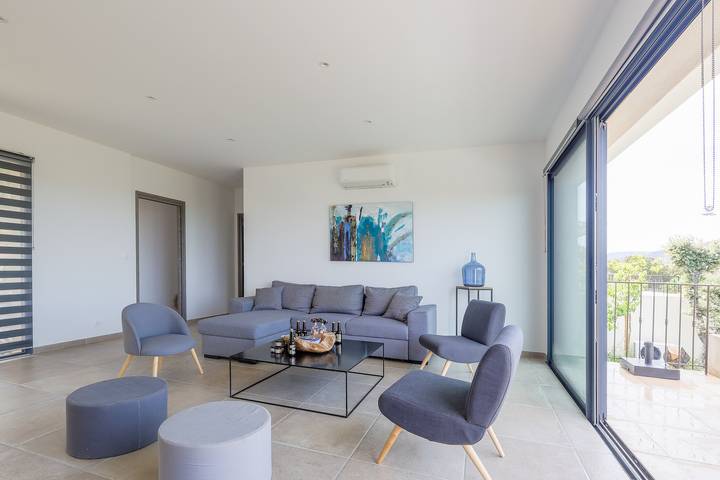 Location de vacances pour 10 personnes, avec terrasse ainsi que piscine et jardin à Belgodère - 2