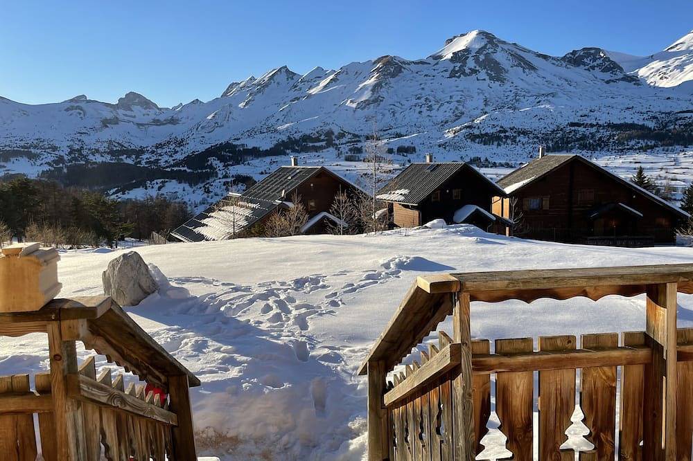 Panoramic view chalet ready for the piste in La Joue du Loup, Dévoluy (comuna)