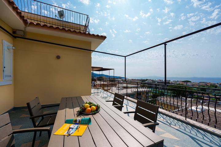 Apartamento entero, Apartamento 'Gio Mar Blu' con vistas al mar, Wi-Fi y aire acondicionado in Piano di Sorrento, Provincia de Nápoles