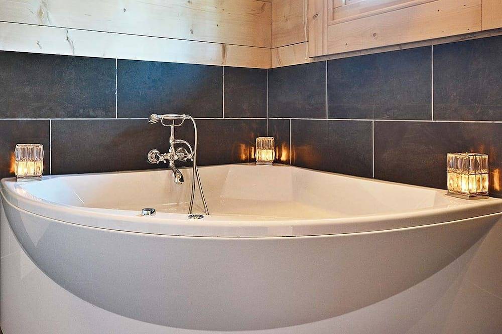 Schönes Luxusblockhaus. Zwei privateterrassen. Offener Kamin. Haustierfreundlich in Vallåsen, Halland