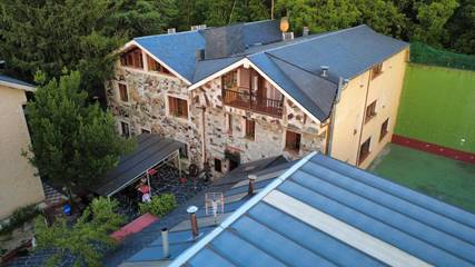 Hotel para 3 personas, con piscina además de jardín y jacuzzi en El Bierzo