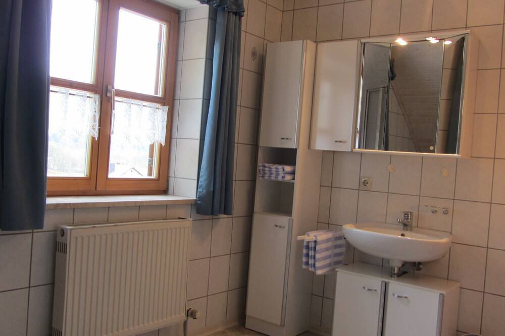 Ganze Wohnung, Ferienwohnung in ruhiger Lage mit Blick über das malerische Tal in Riedenburg, Altmühltal