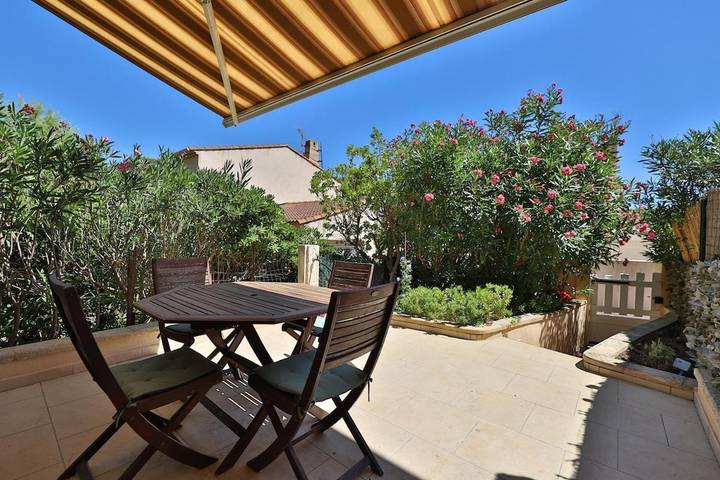 Gîte pour 4 personnes, avec terrasse et jardin dans Calanque de Cap Rousset