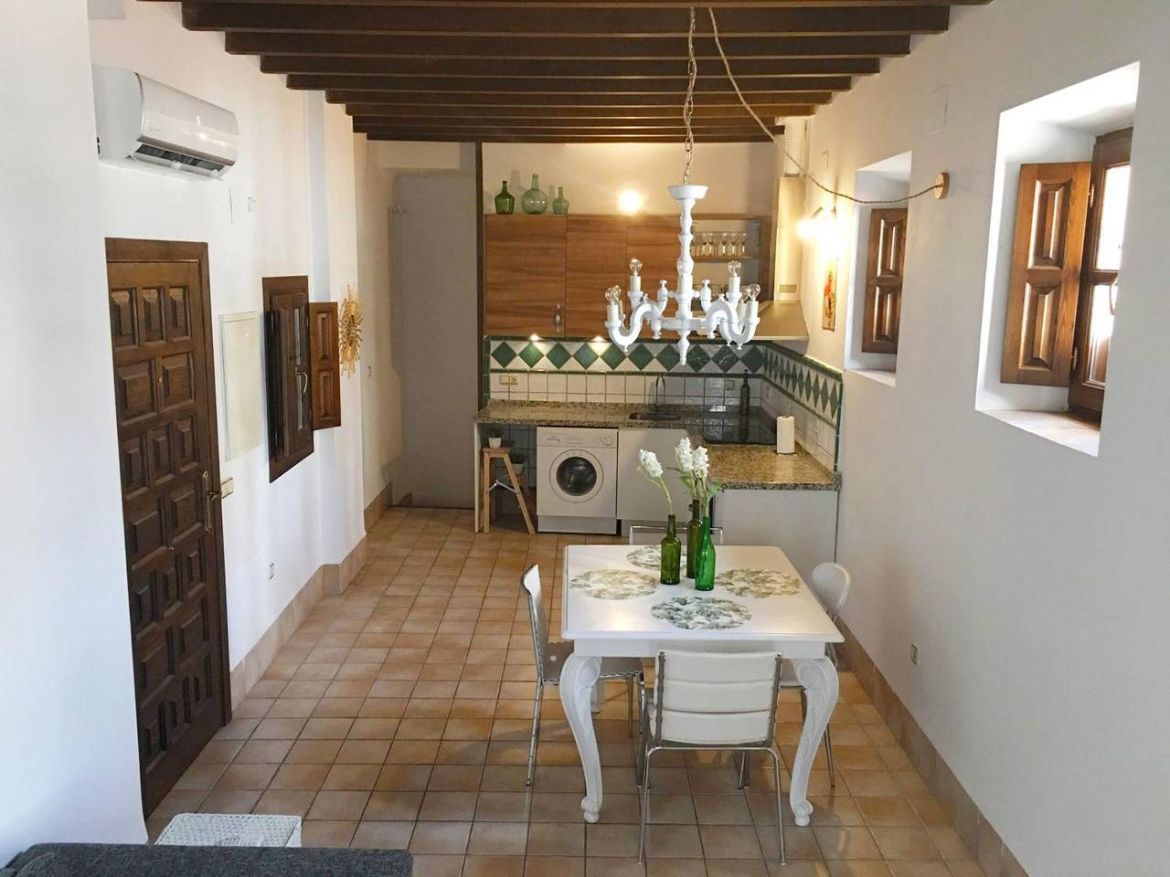 Entire apartment, Apartment Elvira Street with Wifi and Air Conditioning in Centro-Sagrario, Granada