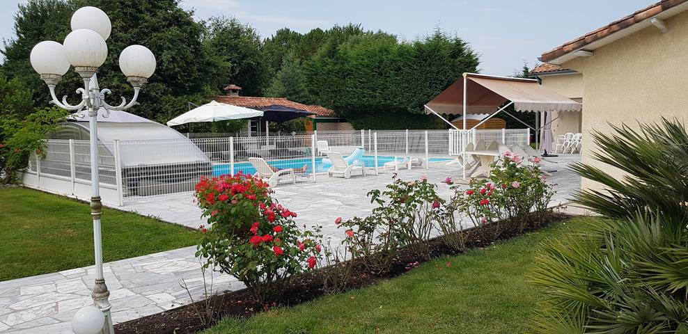 Gîte pour 8 personnes, avec piscine ainsi que jardin et terrasse