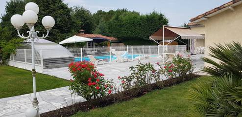 Gîte pour 8 personnes, avec jardin ainsi que piscine et terrasse à Bégadan