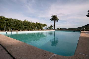 Gîte pour 6 personnes, avec terrasse et piscine à Cros
