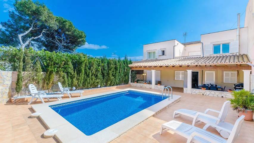 Finca für 9 Personen, mit Pool und Garten in Cala Pi