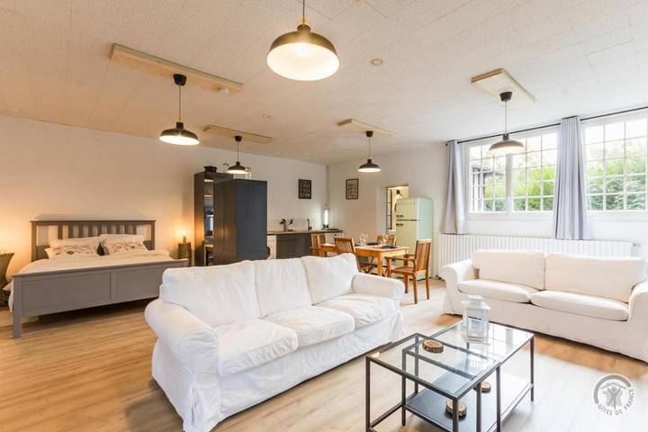 Location de vacances pour 2 personnes, avec jacuzzi ainsi que jardin et piscine à L'Oudon - 4