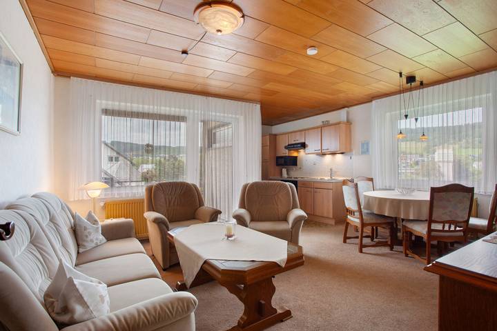 Entire apartment, "Haus zur Laterne" with Mountain View, Shared Garden and Wi-Fi in Willingen, Upland