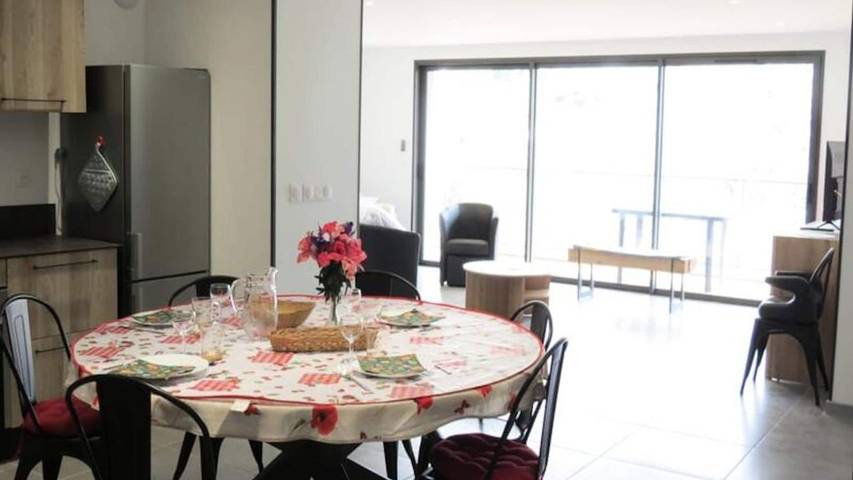 Gîte pour 9 personnes, avec balcon dans Office De Tourisme Des Albiez