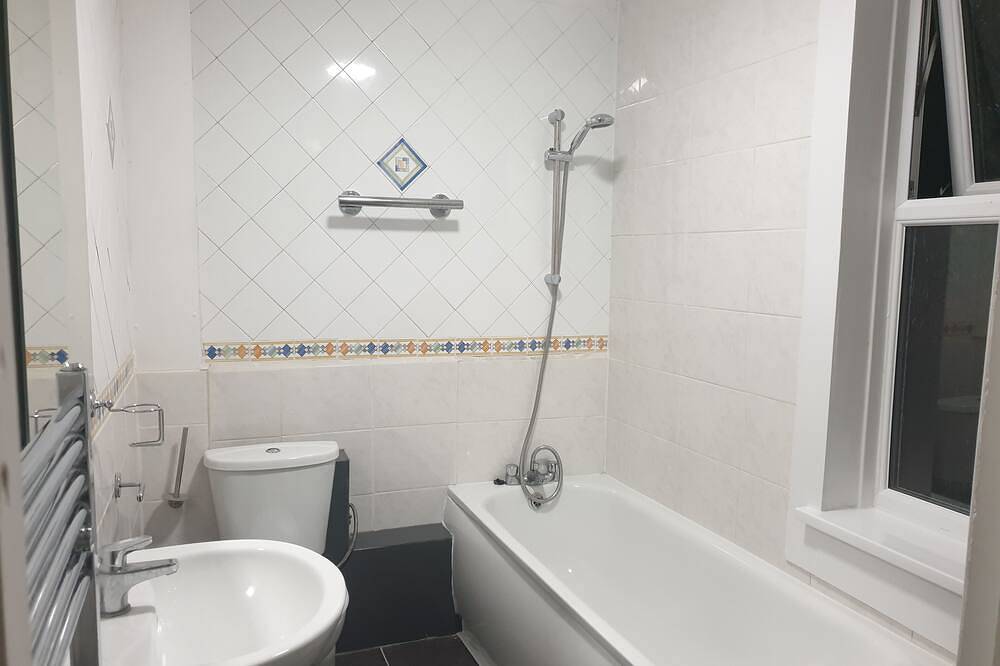 Entire apartment, Barnet Luxury Apartment can sleep 4 people just few mins away from Station in London, South East England