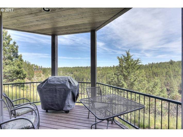 Vacation rental for 4 people, with hot tub and pool as well as yard in Bend