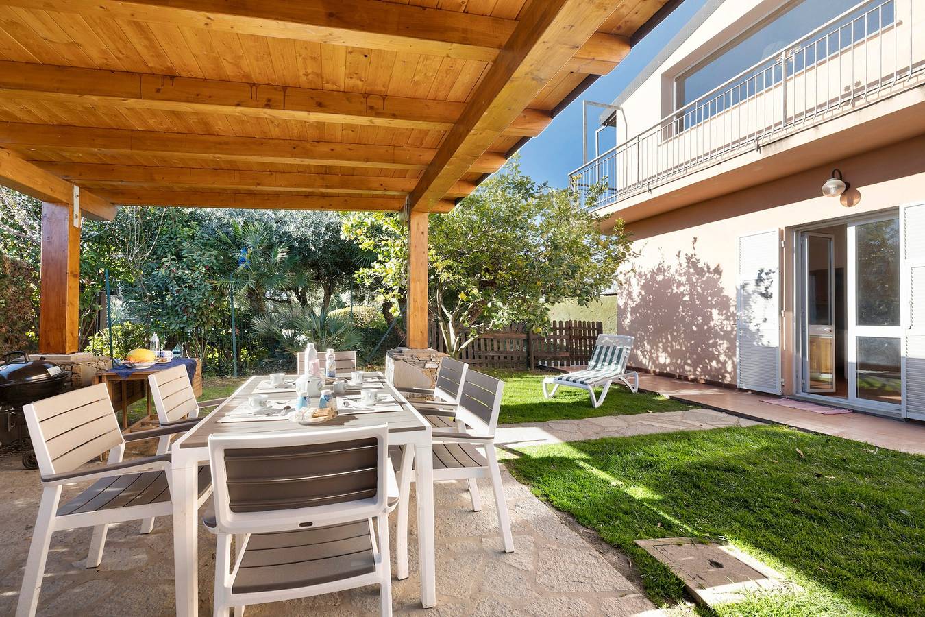 Appartamento intero, Appartamento 'Home Charlene' con giardino e Wi-Fi in Albenga, Riviera di Ponente