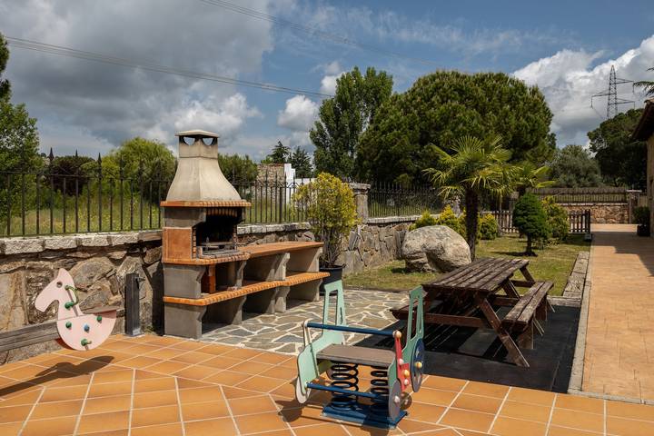Casa Rural Sierra Norte Madrid mit privatem Pool und Blick auf die Berge in El Berrueco, Madrid Province