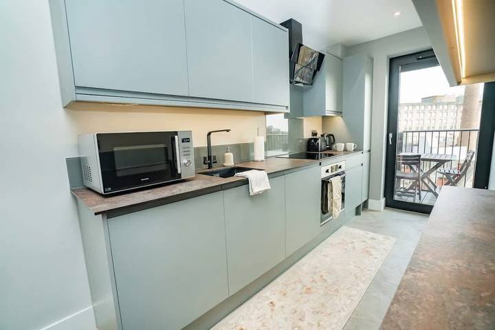 Apartamento entero, Spacious 1 Bedroom Leicester Apartment w Balcony in Leicester, Heart of England