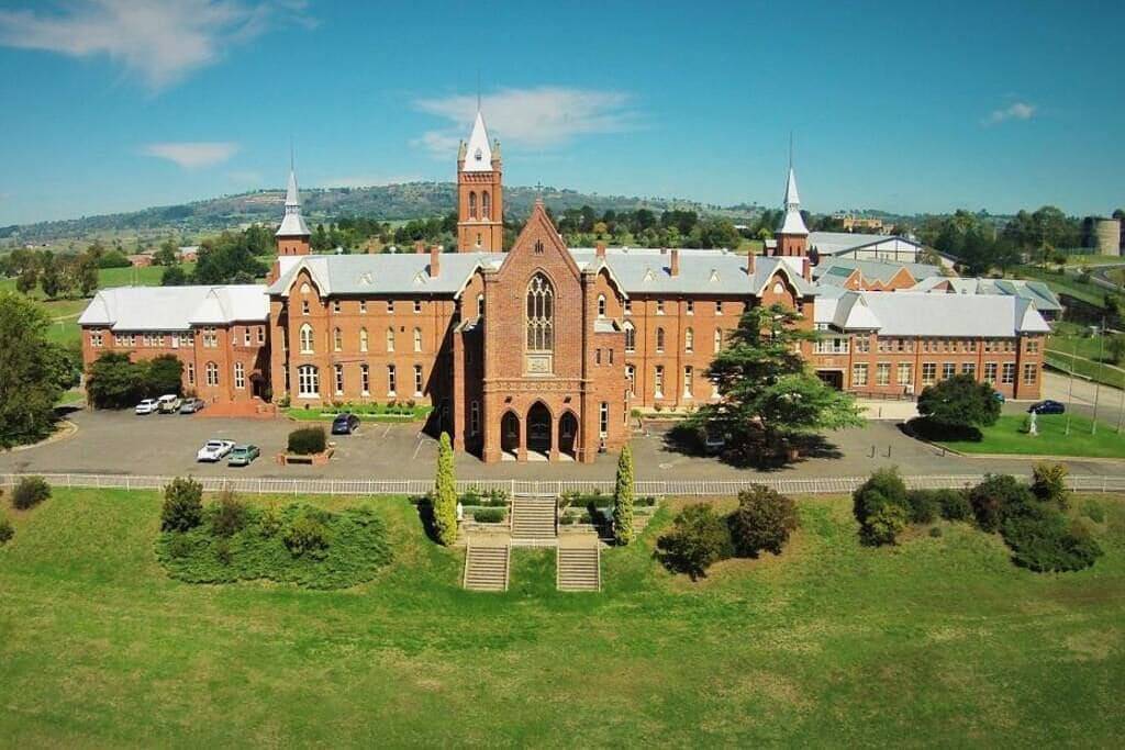 Hillside Cottage Bathurst │ Comfy, Spacious, Walk to Cbd & Stannies in Bathurst, New South Wales