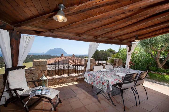 Villa per 8 persone, con terrazza e panorama nonché giardino a Porto San Paolo