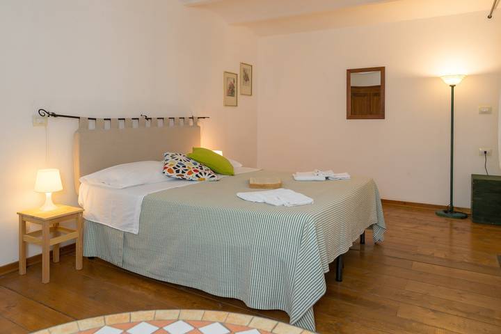 Appartamento intero, Appartamento 'Villa I Tigli - Girasole' con piscina condivisa, Wi-Fi e aria condizionata in Campiglia Marittima, Costa degli Etruschi