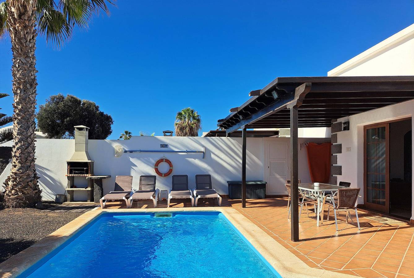 "Villa De la Paz" avec Wi-Fi et piscine extérieure in Playa Blanca, Yaiza