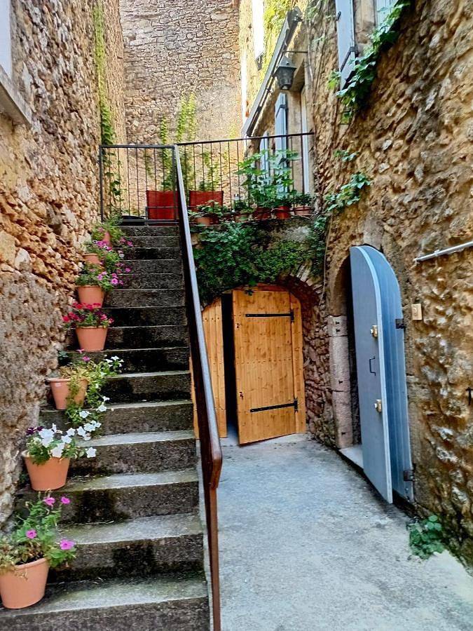 Location de vacances pour 10 personnes, avec vue et terrasse à Saint-André-de-Roquepertuis