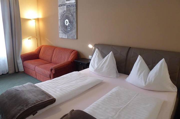 Ferienhaus für 3 Personen, mit Pool und Sauna sowie Garten