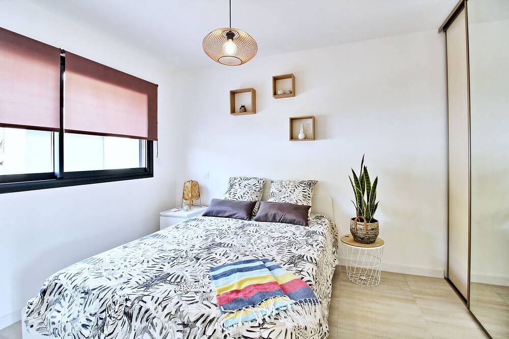 Villa Pietra Avec Piscine Privée à 300 Mètres de la Plage in Favone, Conca