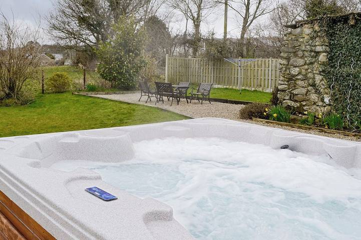 Holiday rental for 2 people, with garden and hot tub, with pets in Dyffryn Ardudwy