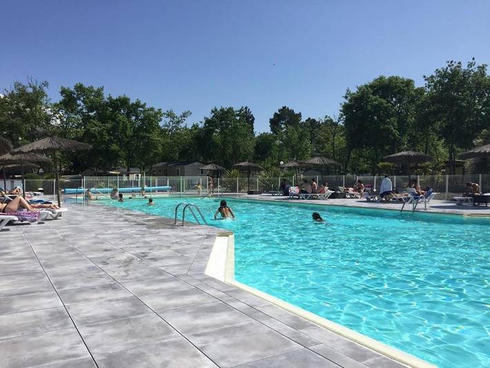 Camping pour 4 personnes, avec terrasse et vue ainsi que bassin pour enfant et piscine, adapté aux familles à Arès - 2