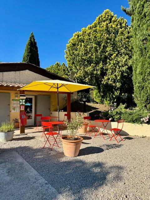 Location de vacances pour 4 personnes, avec piscine et terrasse à Ginasservis