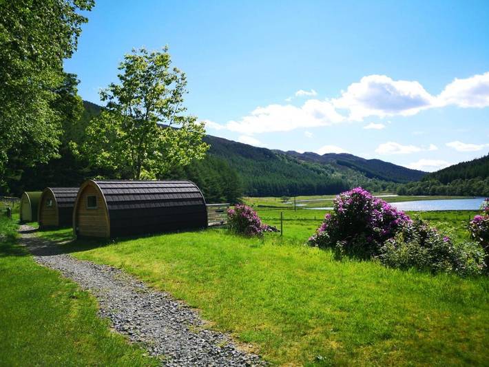 Glamping for 2 people, with lake view and view as well as garden, with pets the Highlands
