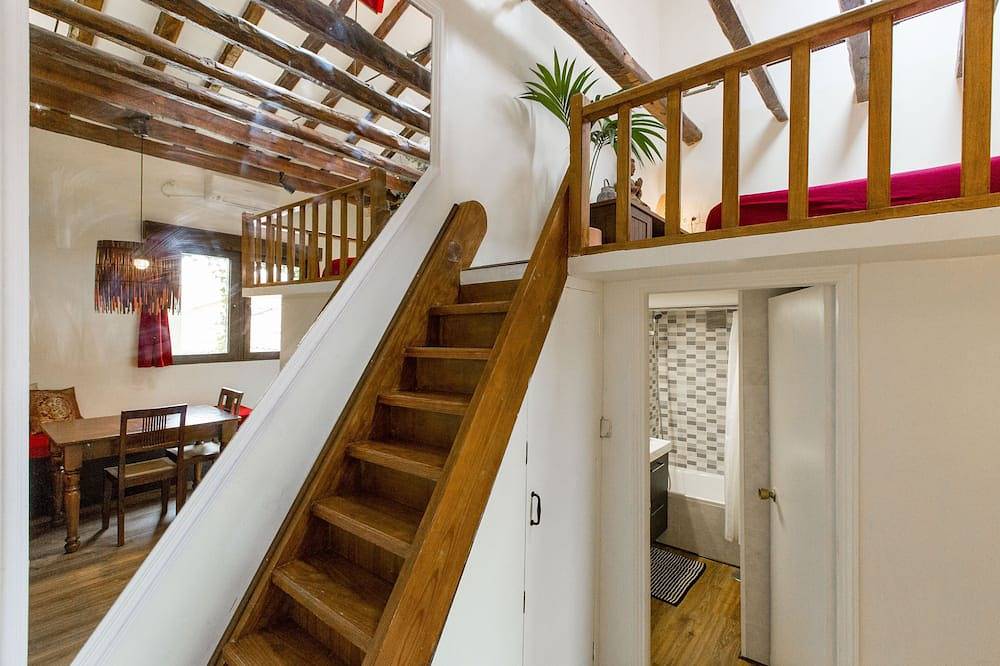 Entire apartment, Sunny n quiet penthouse in the center in Centro (Madrid), Madrid