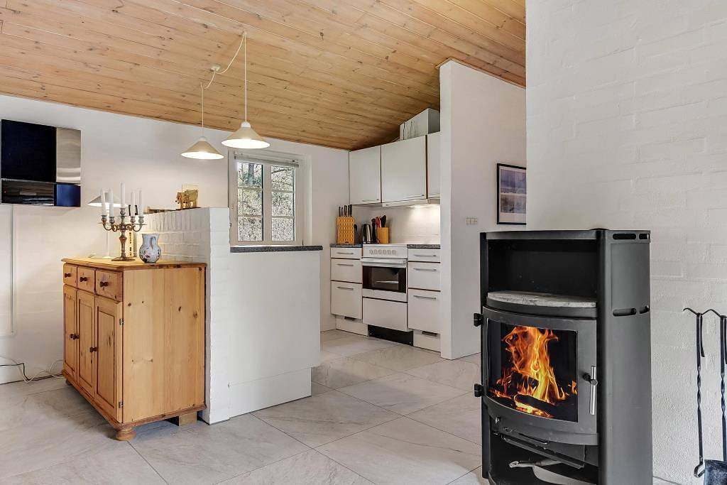 Beautiful thatched house with 2 terraces, 3 bedrooms and a hobby room with foosball in Vester Husby, Husby