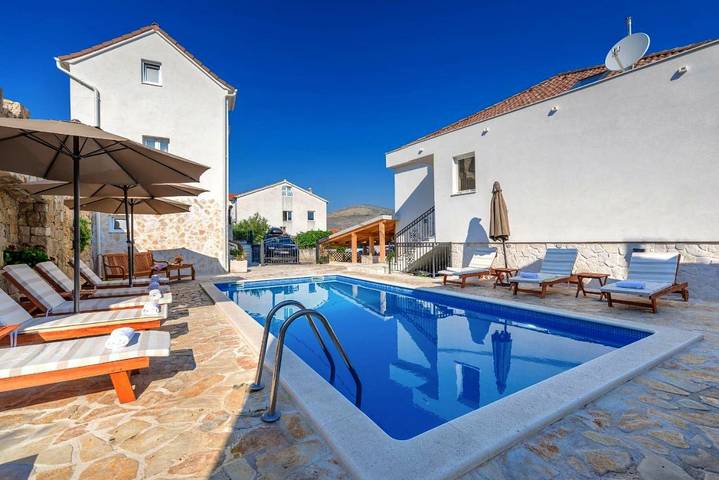Maison d’hôte pour 3 personnes, avec piscine et terrasse à Trogir