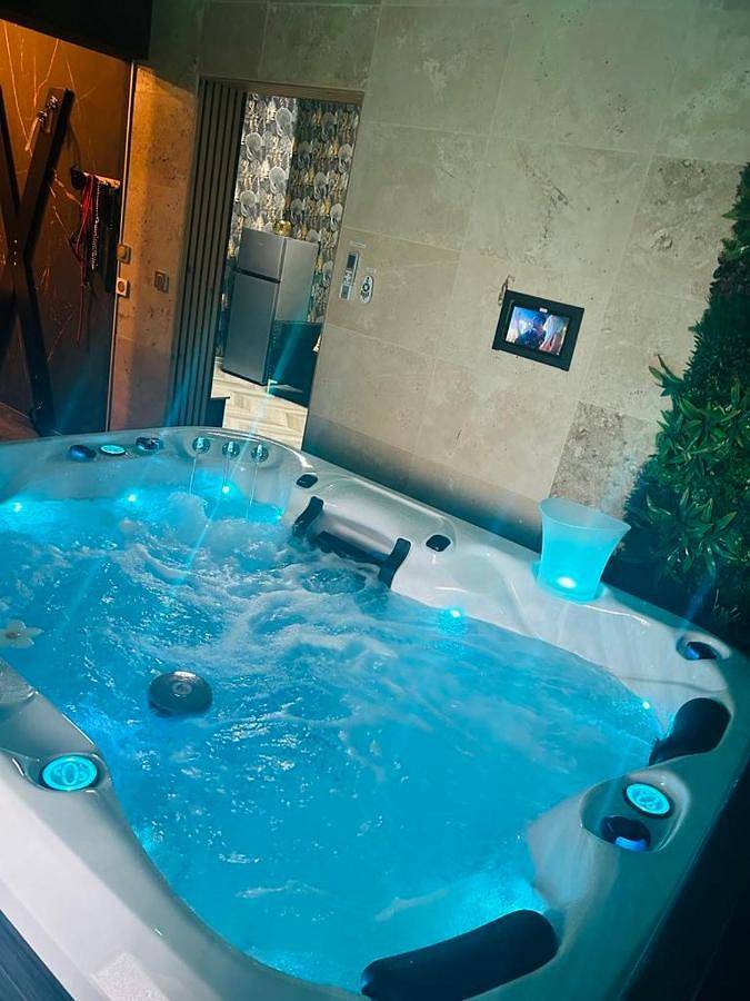 Appartement entier, Loveroom 50 nuances de bulles jacuzzi et sauna privatif in Lens, Région de Lens