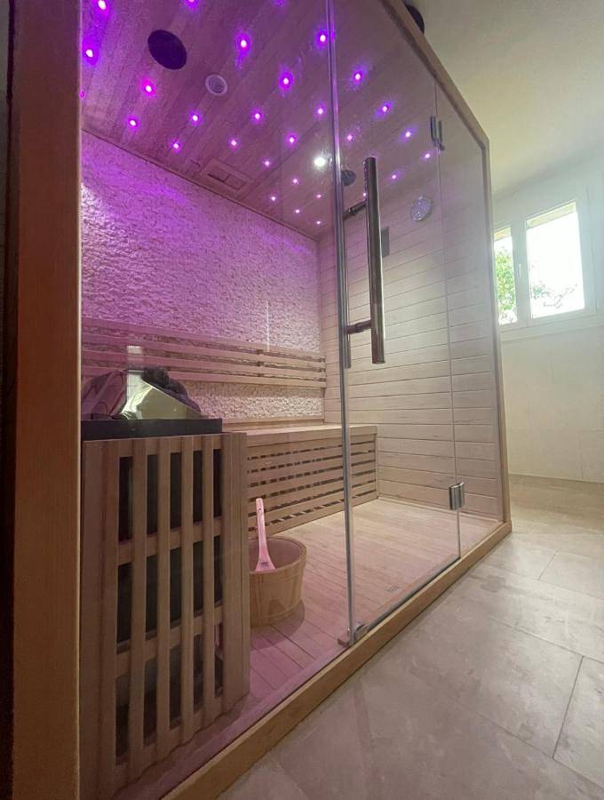 Location de vacances pour 8 personnes, avec piscine ainsi que jardin et sauna à La Crèche - 4